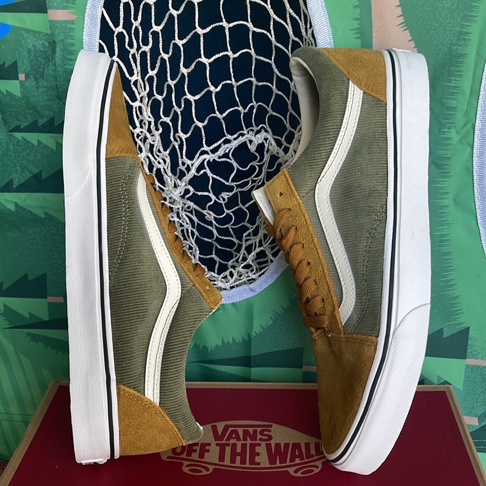Vans Men’s Old Skool
Mini Cord Green/Brown
VN000ZNIT20A
Sneakers
 Corduroy - Picture 15 of 16